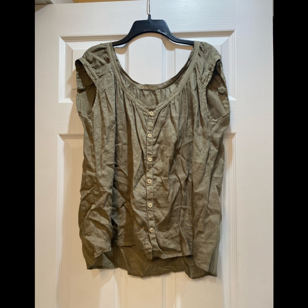 CP Shades woman’s medium Green blouse w/ buttons